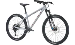 Vitus Nucleus 27 VRS Mountainbike (Set Mit Absenkbare Sattelstütze Und Pedalen) -Deutschland Fahrradzubehör Verkaufs-Shop Vitus Nucleus 27 VRS Mountain Bike 2022 Oryx Grey 02 1