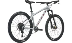 Vitus Nucleus 27 VRS Mountainbike (Set Mit Absenkbare Sattelstütze Und Pedalen) -Deutschland Fahrradzubehör Verkaufs-Shop Vitus Nucleus 27 VRS Mountain Bike 2022 Oryx Grey 03 1