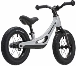 Vitus Smoothy Kinderlaufrad 11 Vitus Smoothy Kinderlaufrad -Deutschland Fahrradzubehör Verkaufs-Shop Vitus Smoothy Balance Bike Balance Bikes Grey VSBBBLUBLKGRY 1 scaled