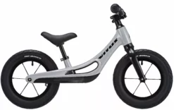 Vitus Smoothy Kinderlaufrad 9 Vitus Smoothy Kinderlaufrad -Deutschland Fahrradzubehör Verkaufs-Shop Vitus Smoothy Balance Bike Balance Bikes Grey VSBBBLUBLKGRY scaled